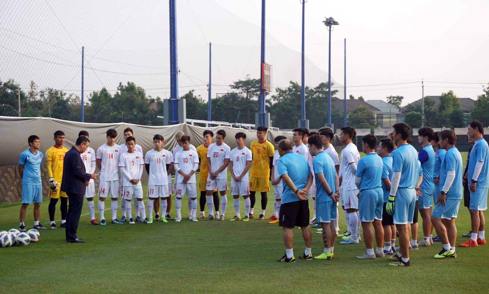 Phó Chủ tịch VFF Trần Quốc Tuấn đọc thư của Thủ tướng Chính phủ Nguyễn Xuân Phúc trước toàn đội. Ảnh: Tuấn Hữu