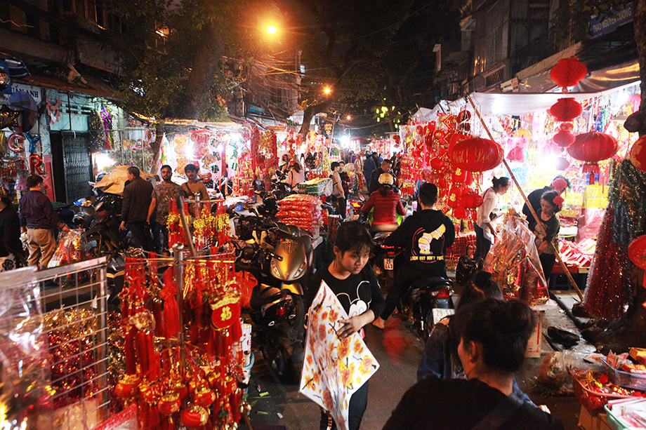 Những ngày cận Tết, phố Hàng Mã (quận Hoàn Kiếm) ngập tràn sắc đỏ, luôn tấp nập người bán, kẻ mua.