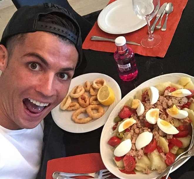 Ronaldo bên bữa ăn