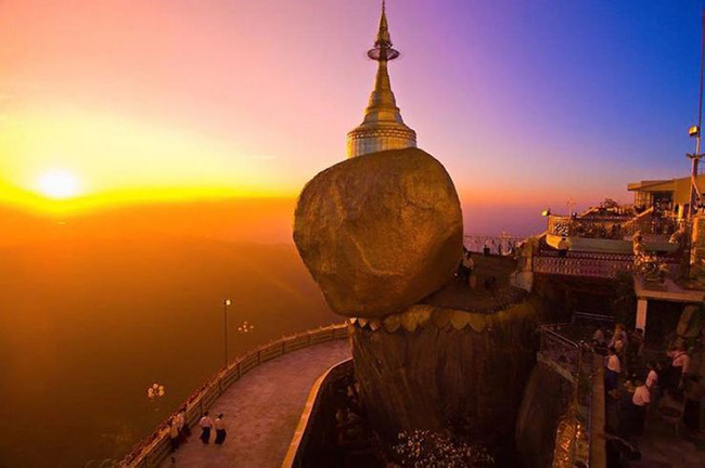 Chùa Kyaikiyo, Myanmar: Chùa Kyaiktiyo là một địa điểm Phật giáo nổi tiếng ở Myanmar, nơi có tảng đá Vàng nổi tiếng nằm chênh vênh trên rìa của một vách đá, gần như bất chấp luật hấp dẫn.
