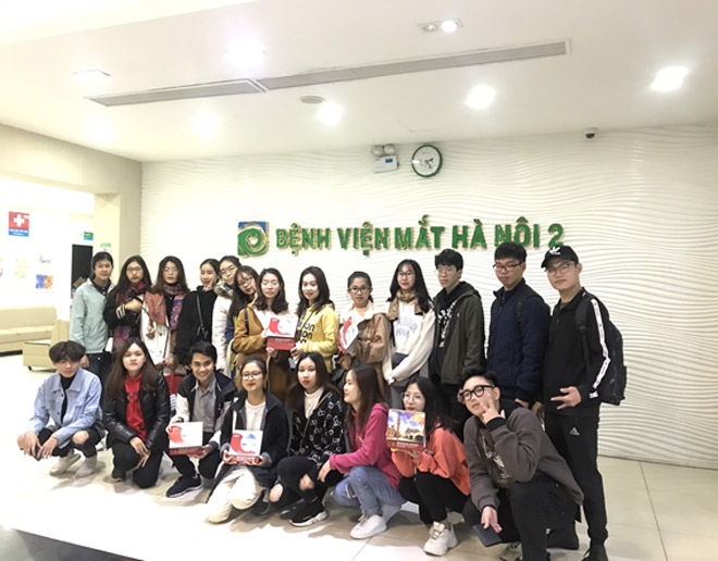 Chiều 13/1, các bạn sinh viên đã di chuyển những tấm lịch được thu gom đến Bệnh viện Mắt Hà Nội 2.
