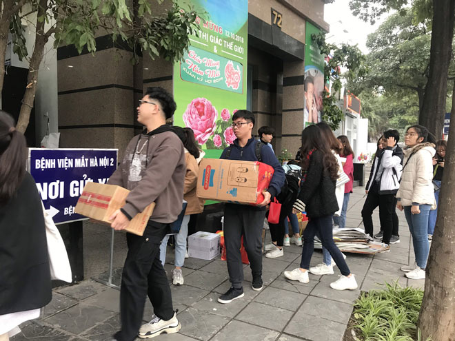 Các bạn sinh viên cùng nhau di chuyển những cuốn lịch đã được thu gom vào Bệnh viện Mắt Hà Nội 2.