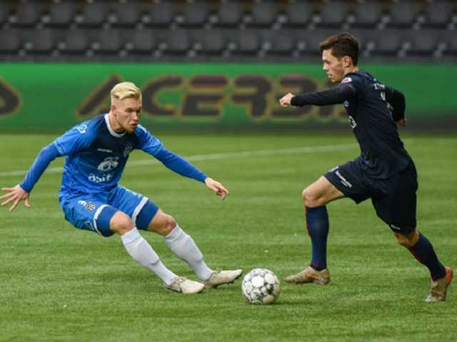 Heerenveen (áo đen) chơi đầy nỗ lực trước&nbsp;Heracles
