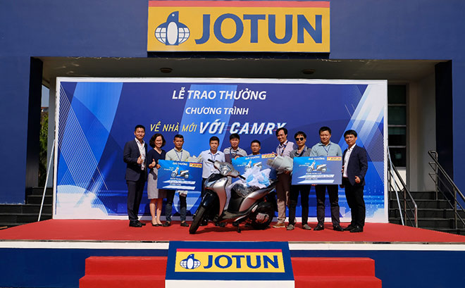 Chủ nhân của các giải thưởng xe SH Mode cũng đã đến chung vui và nhận giải từ Ban Giám đốc của Jotun.