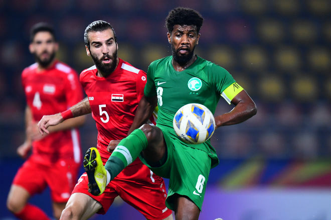 U23 Syria (áo đỏ) vất vả chống đỡ các đợt hãm thành của U23 Saudi Arabia