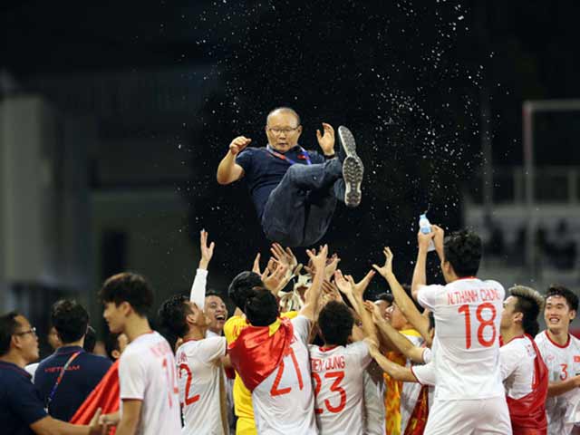 Bóng đá - Thầy Park &amp; U22 Việt Nam đoạt giải, Văn Hậu thua kình ngư 19 tuổi ở Cúp chiến thắng