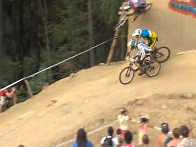 Thể thao - Khoảnh khắc sững sờ lịch sử đua xe: “Khinh công” trên tường ngược dòng khó tin