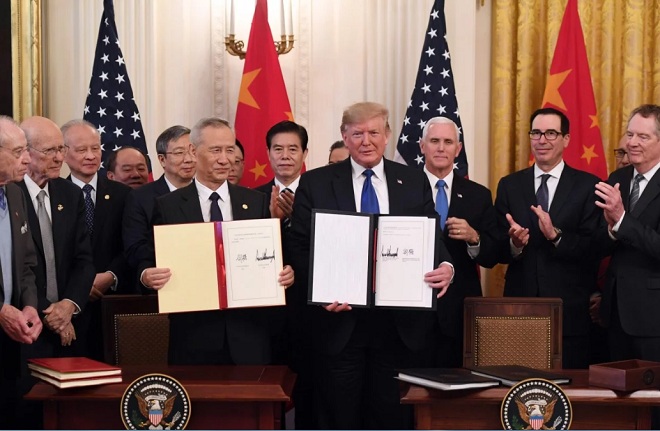 Ông Trump ký thỏa thuận thương mại đầu viên với Phó Thủ tướng Trung Quốc Lưu hạc ở Nhà Trắng.