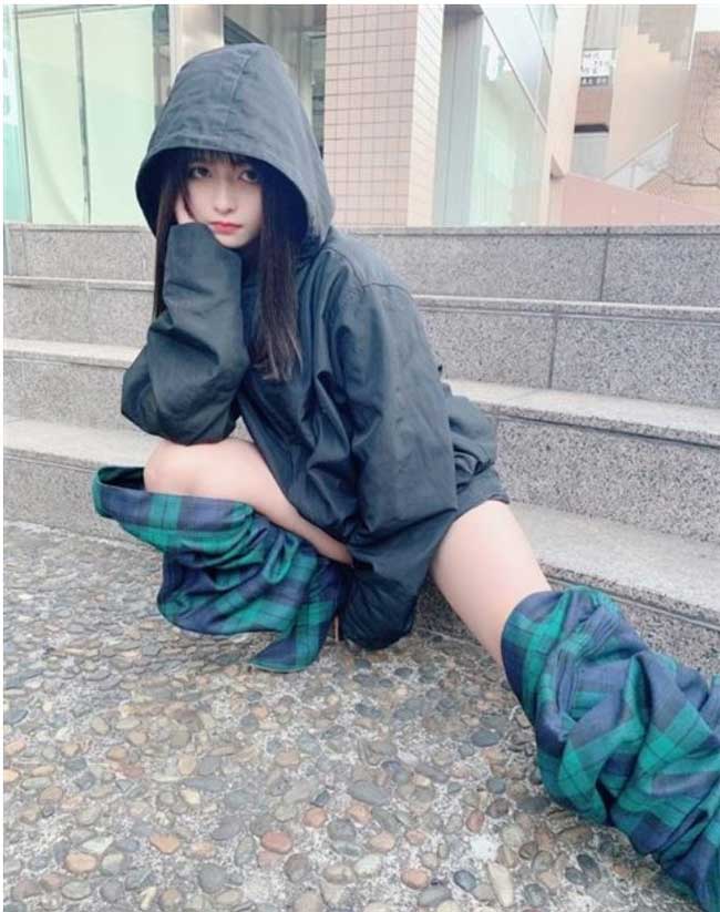 Tưởng chừng như nàng hot girl Kagei Hina đang lăng xê mốt áo lộ vòng 3...