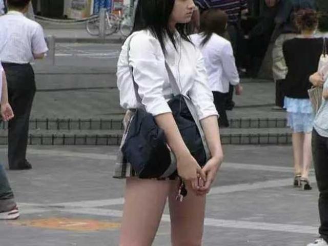 Thời trang - Váy ngắn bị quay lén bên dưới đến mốt "toang vòng 3" nhiều hiểm họa của phụ nữ Nhật