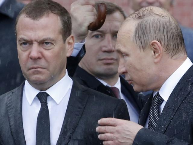 Ảnh: Những khoảnh khắc khó quên trong 30 năm sát cánh giữa Putin và Medvedev