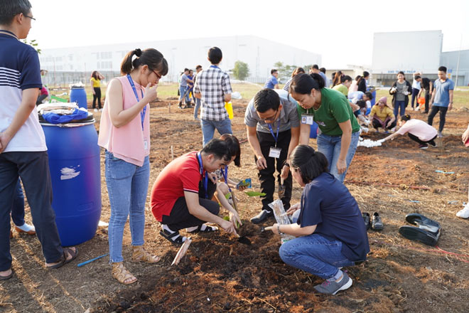 Nhân viên Sanofi hứng khởi tham gia hoạt động trồng cây vì môi trường tại nhà máy Sanofi.