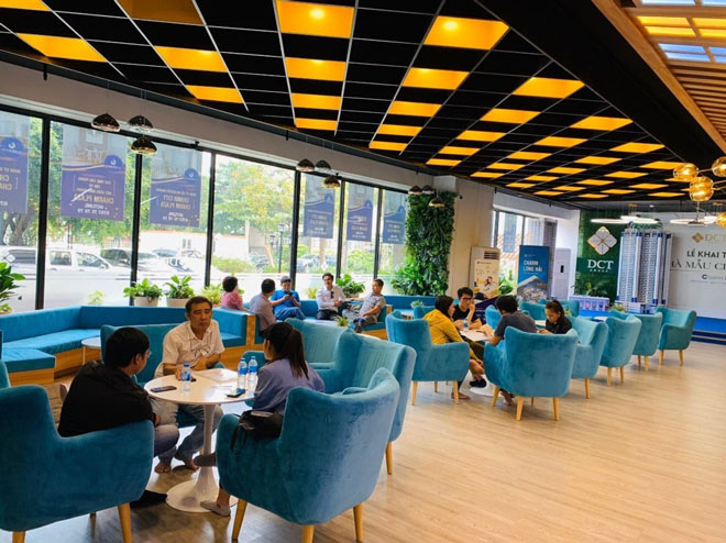 Khách hàng về tìm hiểu dự án Charm City và Charm Plaza tại văn phòng điều hành