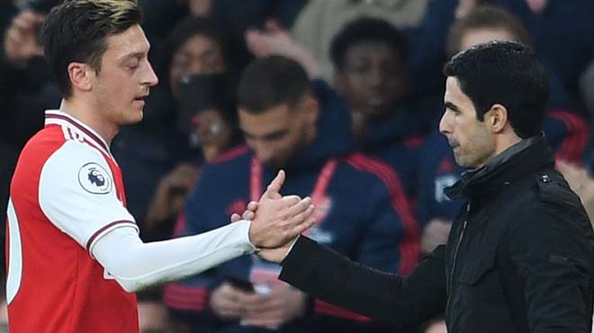 Ozil có thể sẽ ở lại Arsenal