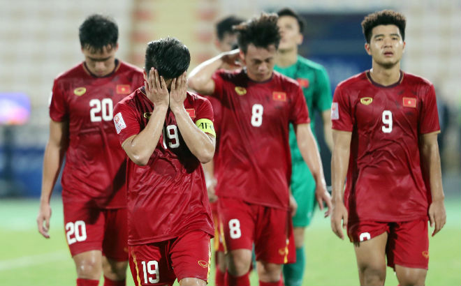 Tiền vệ đội trưởng&nbsp;Quang Hải ôm mặt như muốn bật khóc sau khi U23 Việt Nam thua ngược U23 Triều Tiên 1-2 và chính thức bị loại ở VCK U23 châu Á năm nay