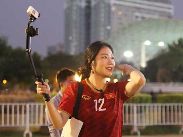Bóng đá - "50 sắc thái" xinh đẹp của nữ phóng viên Hàn Quốc cổ vũ U23 Việt Nam