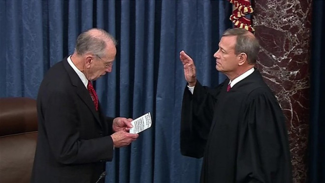 Chánh án Tòa án Tối cao John Roberts&nbsp;tuyên thệ nhậm chức chủ tọa phiên tòa và thực hiện lời thề trước Thượng viện. Ảnh: NBC NEWS