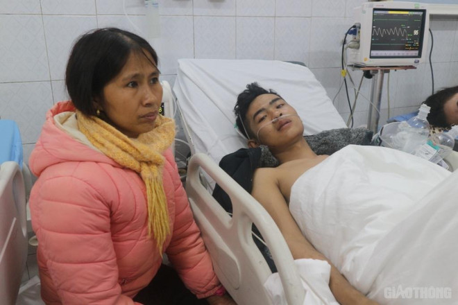 Binh nhất Tống Văn Đông đang nằm điều trị tại Bệnh viện Đa khoa tỉnh Thanh Hóa sau khi nhường bình dưỡng khí cứu người