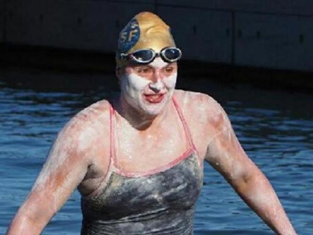 Nữ VĐV mắc bệnh ung thư lập kỷ lục bơi vượt eo biển 209 km 4 lần liên tiếp