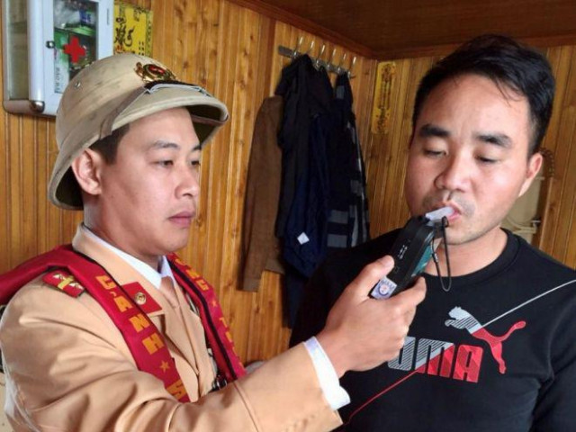 Tin tức trong ngày - CSGT xuống sông phạt 'ma men' lái tàu thủy ở Bắc Ninh