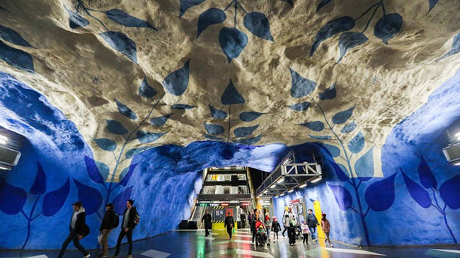 14. Tàu điện ngầm Stockholm là phòng trưng bày dài nhất thế giới.&nbsp;Thành phố được xây dựng trên đá,&nbsp;vì vậy các đường hầm được đào theo nghĩa đen&nbsp;.&nbsp;Mỗi trạm có thiết kế độc đáo của riêng mình.&nbsp;Do đó, khách du lịch rất thích đi tàu điện.
