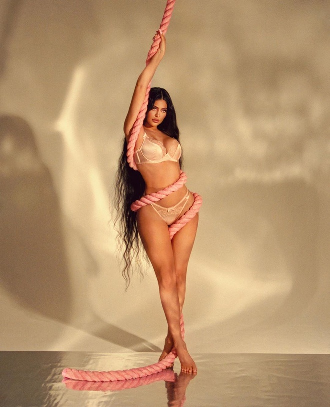 Bộ ảnh thời trang đầu năm gây chú ý của nhà Kardashian - 8