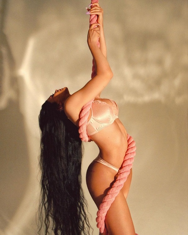 Bộ ảnh thời trang đầu năm gây chú ý của nhà Kardashian - 10