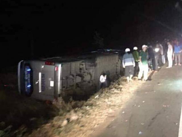 Tin tức trong ngày - Tông vào 2 người bị tai nạn giao thông, xe khách lật nghiêng bên đường