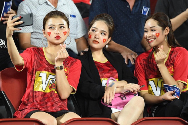 Tối ngày 16/1, người hâm mộ bất ngờ phát hiện Huyền My cùng 2 cô bạn xuất hiện trên sân Rajamangala theo dõi trận đấu U23 Việt Nam gặp U23 Triều Tiên.