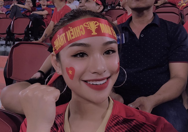 Minh Trà là một fan cuồng của bóng đá. Cô thường xuyên đến sân theo dõi các trận đấu mỗi khi có thời gian rảnh rỗi.