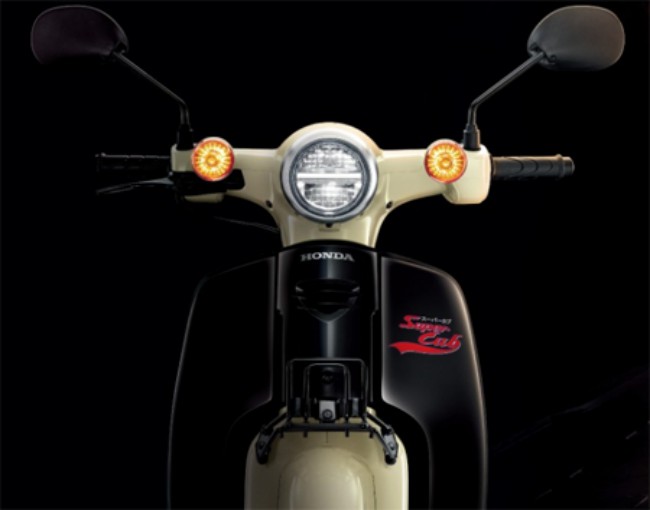Honda Super Cub 110 mới lần này có thêm phiên bản màu đen đặc biệt, với bộ yếm quây trước sơn màu đen nhìn rất ngầu.