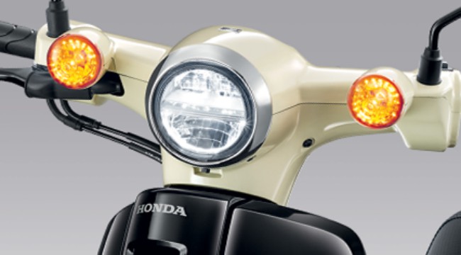 Trong khi đó đèn pha thiết kế khối hình tròn cổ điển với trang bị bóng LED, viền xung quanh bằng crôm nhìn sang chảnh.