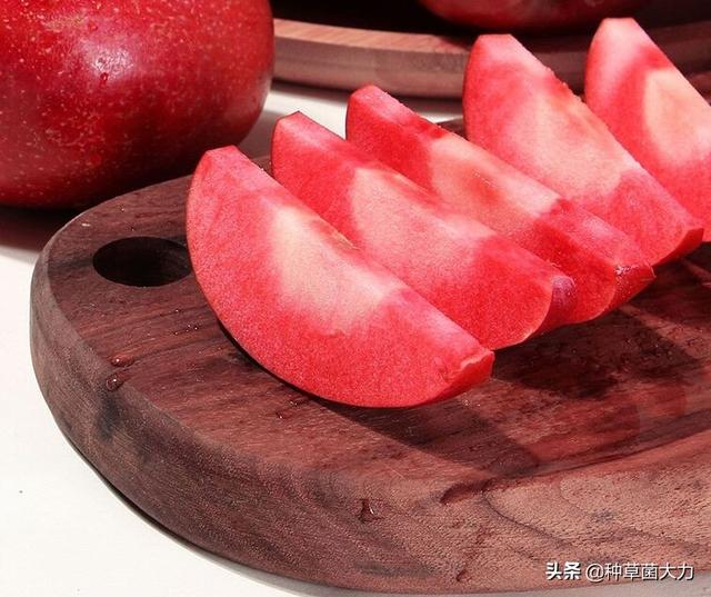 Trung Quốc đang nổi lên xu thế săn lùng những loại quả có màu đỏ làm quà biếu Tết