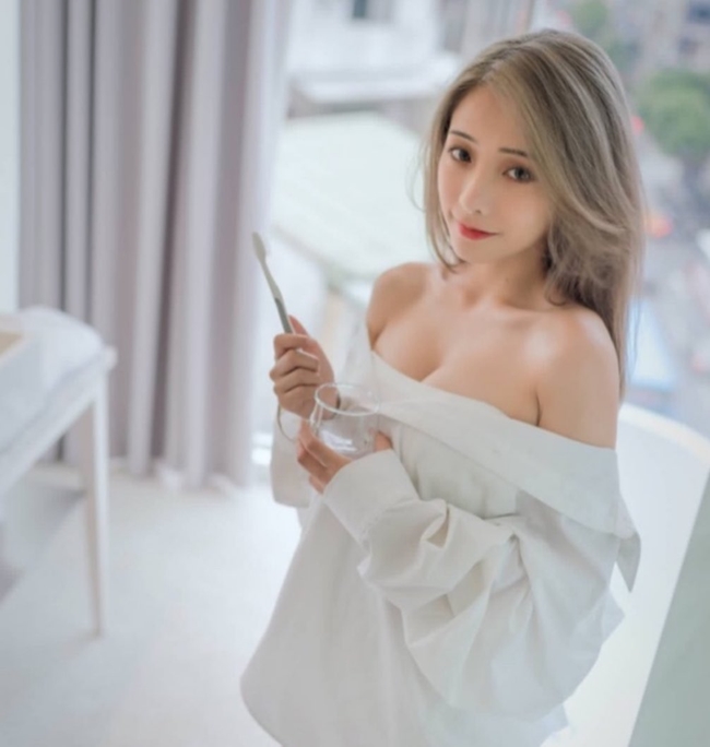 Khi đoạn clip đang lan truyền như một cơn bão trên mạng xã hội, Thiểm Lượng Lượng và bạn trai khiến nhiều người ngạc nhiên khi tuyên bố &#34;không chỉ có mỗi clip này thôi đâu, chúng tôi còn quay nhiều clip khác nữa&#34;.