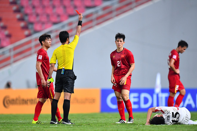 Đình Trọng nhận thẻ đỏ trong trận đấu với U23 CHDCND Triều Tiên