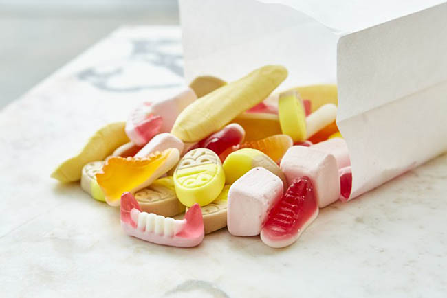 8. Ở Thụy Điển, mọi người chỉ có thể ăn kẹo vào thứ 7. Để hạn chế người dân ăn quá nhiều kẹo gây hại cho răng, họ chỉ có thể ăn thỏa thích đồ ngọt vào 1 ngày duy nhất trong tuần.
