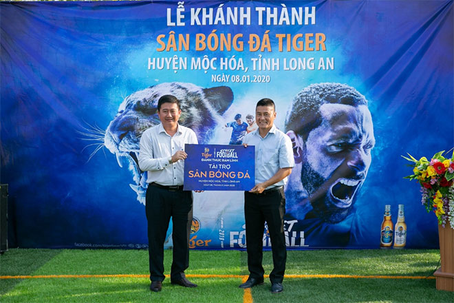 Đại diện HEINEKEN Việt Nam trao bảng tài trợ cho đại diện huyện Mộc Hóa,&nbsp;tỉnh Long An