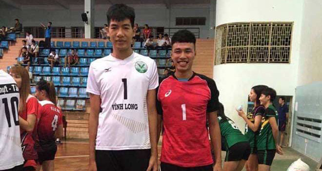 Duy Khánh (áo trắng) chụp ảnh với một cầu thủ bóng chuyền khác