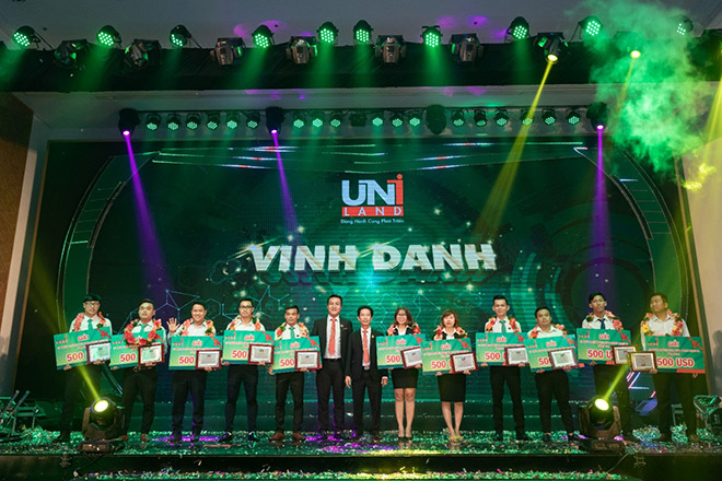 Các chuyên viên kinh doanh xuất sắc năm 2019 được vinh danh tại lễ tổng kết