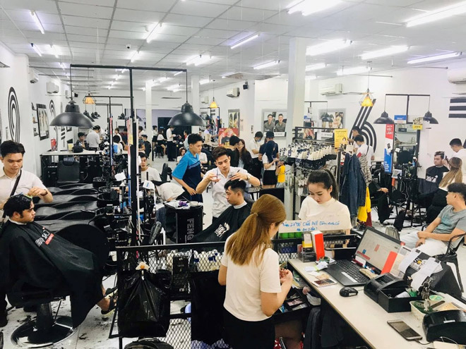 Các salon tóc nam nhộn nhịp ngày cuối năm. Ảnh: 30Shine Bình Dương.