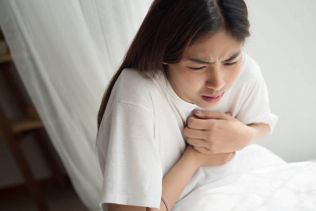 Nếu thấy 3 triệu chứng này xuất hiện trước khi đi ngủ, cẩn thận bị đột quỵ tim trong khi ngủ - 1