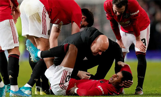 Rashford bị đau sau trận đấu với Wolves