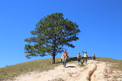 Một đỉnh dốc cao vòi vọi như chạm trời xanh