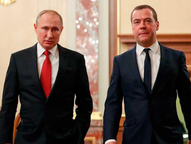 Tổng thống Nga Vladimir Putin (trái) và Thủ tướng Dmitry Medvedev (phải) trong một sự kiện ở Moscow hồi tháng 11-2018. Ảnh: RT