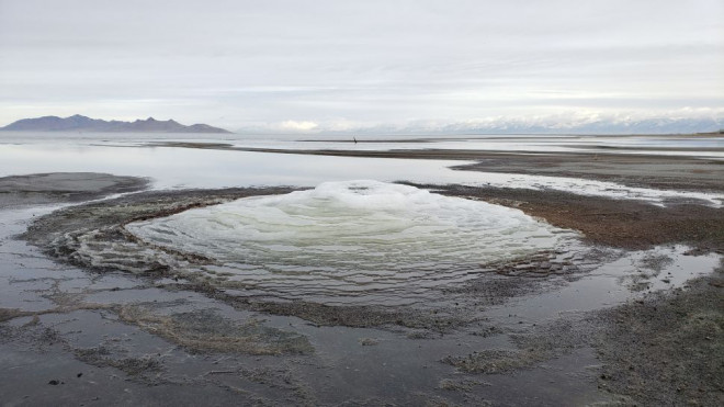 Một trong các "gò ngoài hành tinh" vừa nổi lên giữa hồ - ảnh: Cục Khảo sát Địa chất Utah