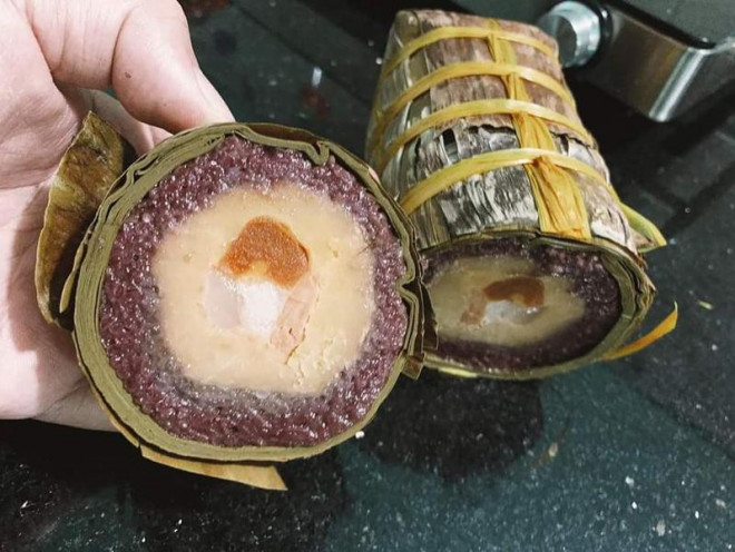 Bánh tét nếp cẩm nhân trứng muối có giá 250 ngàn đồng/cặp. Ảnh: T.Long.