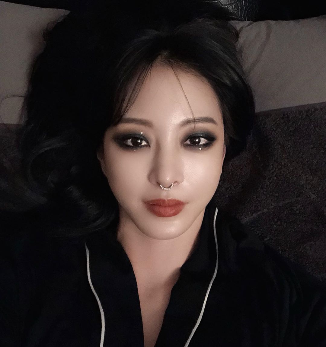 Han Ye Seul khoe khuyên mũi trên Instagram cá nhân.