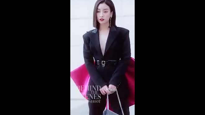 Đỗ Mỹ Linh chơi lớn đầu năm với áo suit không nội y