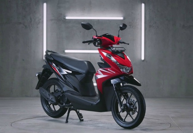 Nhà phân phối xe máy Astra Honda vừa tung hai phiên bản xe tay ga mới hoàn toàn trong gai đình Honda BeAT với phiên bản BeAT tiêu chuẩn và BeAT Street có thiết kế thân xe mới gọn nhẹ, trang bị nhiều công nghệ với những đổi mới mạnh cả về mặt khung xe và động cơ. Ảnh 2020 Honda BeAT bản tiêu chuẩn.