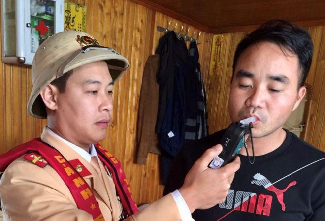 CSGT kiểm tra nồng độ cồn lái tàu trên sông Đuống